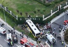 Zeytinburnu’nda İETT otobüsü sitenin bahçe duvarına çarptı 1 ölü, 17 yaralı