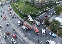 Zeytinburnu’nda İETT otobüsü sitenin bahçe duvarına çarptı 1 ölü, 17 yaralı