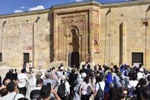 Sivasta namaz kılan silüete ziyaretçi akını Her gün aynı saatte ortaya çıkıyor