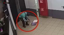Yere düşen pizzayı tekrar kutuya koydu