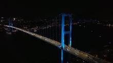 İstanbul Boğazındaki köprüler 3 Ekim Türk Dünyası Günü için turkuaza büründü