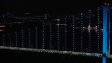 İstanbul Boğazındaki köprüler 3 Ekim Türk Dünyası Günü için turkuaza büründü