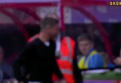 Harry Kewell kırmızı kart gördü!