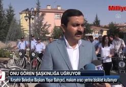Makam aracı yerine bisiklet kullanıyor