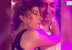 Şarkıya eşinin gözlerine bakara eşlik etti