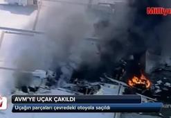 Uçak alışveriş merkezine çakıldı!