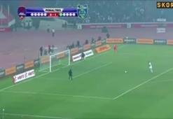 Eski Trabzonsporlu yıldızdan şok penaltı!