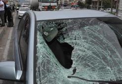 Feci kaza! Gözlüğü ve şapkası otomobilin camına yapıştı