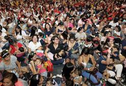 Anneler toplu halde bebeklerini emzirdi