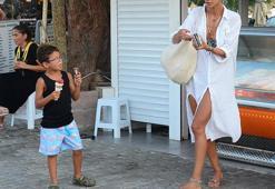 Çağla Şıkel'in ailesiyle dondurma keyfi