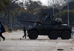 Son dakika... Ülkenin başkentinde silah sesleri! Asker sokağa indi...
