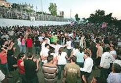 Binlerce kişi, hep birlikte halay çekti