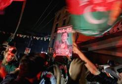 Pakistan'da eski kriketçi İmran Han önde, rakipleri 'Hile yapıldı' diyor