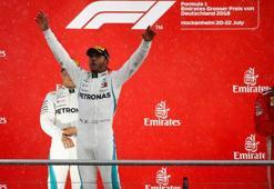Vettel kaza yaptı, Hamilton kazandı!