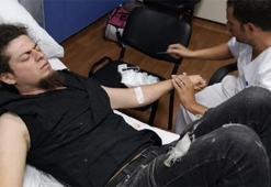 Aref ayağa kalkamıyor, yürüyemiyor!