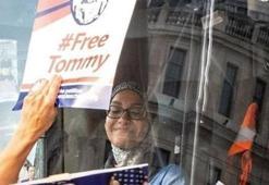 Başörtülü şoförün kullandığı otobüs İslam karşıtlarınca kuşatıldı