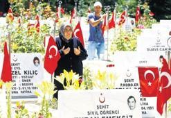 Şehitliklere ziyaretçi akını
