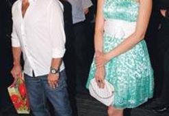 Modacılığa soyundu