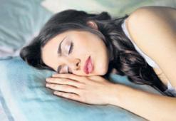 ‘Düzensiz uyku çekenler süt içmeli’