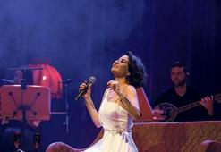 ‘Aşk kendini kandırmak değil mi?