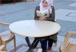 Kitap okuma etkinliğinde dikkat çeken görüntü!