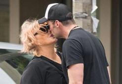 Sokak ortasında romantik anlar