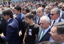 Bir an olsun elini bırakmadı!