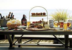 Crate and Barrel ile bahçede keyif