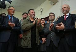 Cem Yılmaz laboratuvarda deney yaptı