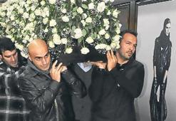 Son yolculuğuna sahneden çıktı