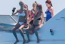 Cara Delevingne'in bitmeyen tatili