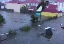Son dakika... Irma Kasırgası yıkıp geçiyor! İlk görüntüler geldi...