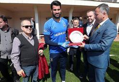Volkan Demirel'e çiçek ve plaket