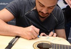 İmza alabilmek için kuyruk oluşturdular