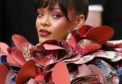 Rihanna'nın saç stili sizi kel bırakabilir!
