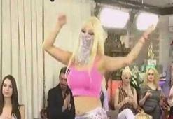 Adnan Oktar'ın kediciğini zora sokan soru: Şehitler varken neden oynuyorsunuz?