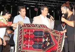 Koray Avcı'ya Döşemealtı halısı