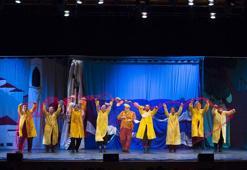 Keloğlan çocuklar için sahnede