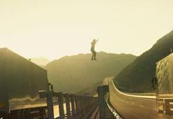 Kamyon akrobasisi hayrete düşürüyor!