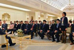 Türbanlı mini etekli Köşk’te birlikte