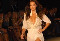 Ebru Şallı göğüs dekoltesi gündeme damgasını vurdu