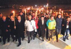 Şehitler için  meşaleli yürüyüş