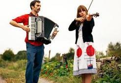 Salon'da kabare ve Balkan müzikleri