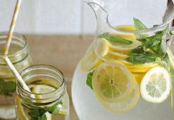 Ev yapımı 11 detoks içeceği