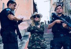 Madonna'nın Brezilya polisi ile fotoğrafına tepki yağdı