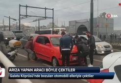 Galata Köprüsü’nde bozulan otomobili elleriyle çektiler
