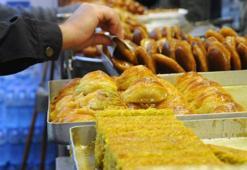 Adanalı tatlıyı ayaküstü yiyor