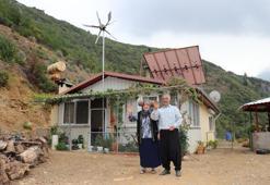 Eşini de alıp şehirden kaçtı, doğayla iç içe kendi hayatını kurdu