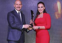 Buket Aydın 'Yılın Ana Haber Bülteni Sunucusu Ödülü'nü aldı