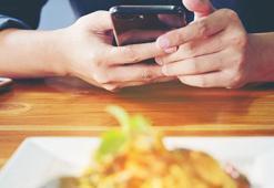 Öğrenciler akıllı telefonlarını yemeğe tercih ediyor